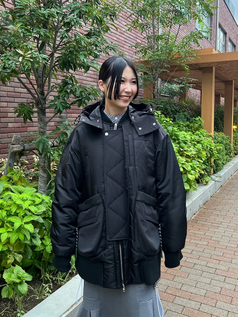 ブラック系のブルゾン、ブラック系のブーツを着用したレディースの秋コーディネートの4枚目の写真