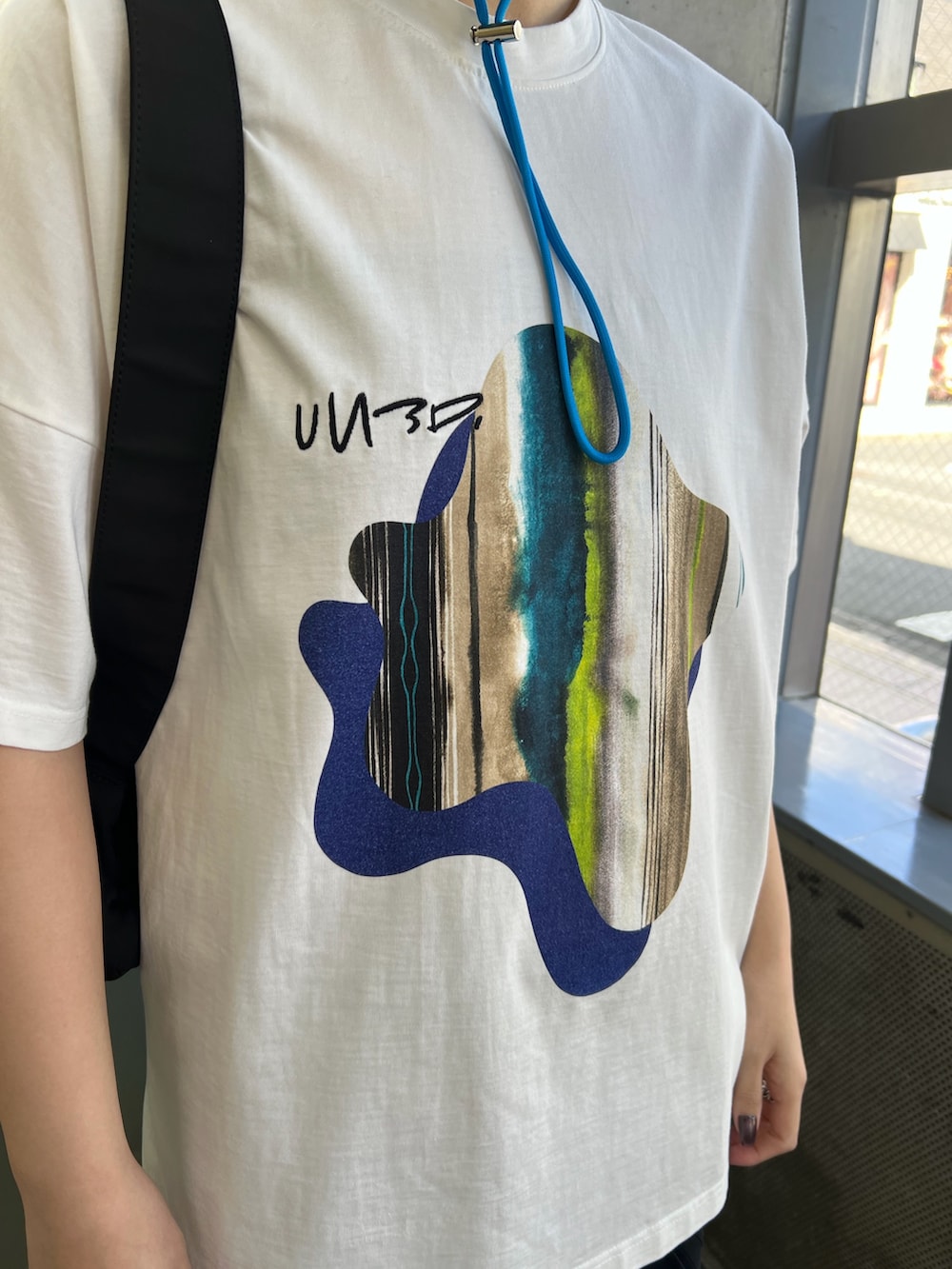 ホワイト系のTシャツ/カットソー、ブラック系のスカート、ブラック系のボディバッグ/ウエストポーチを着用したレディースの春コーディネートの4枚目の写真