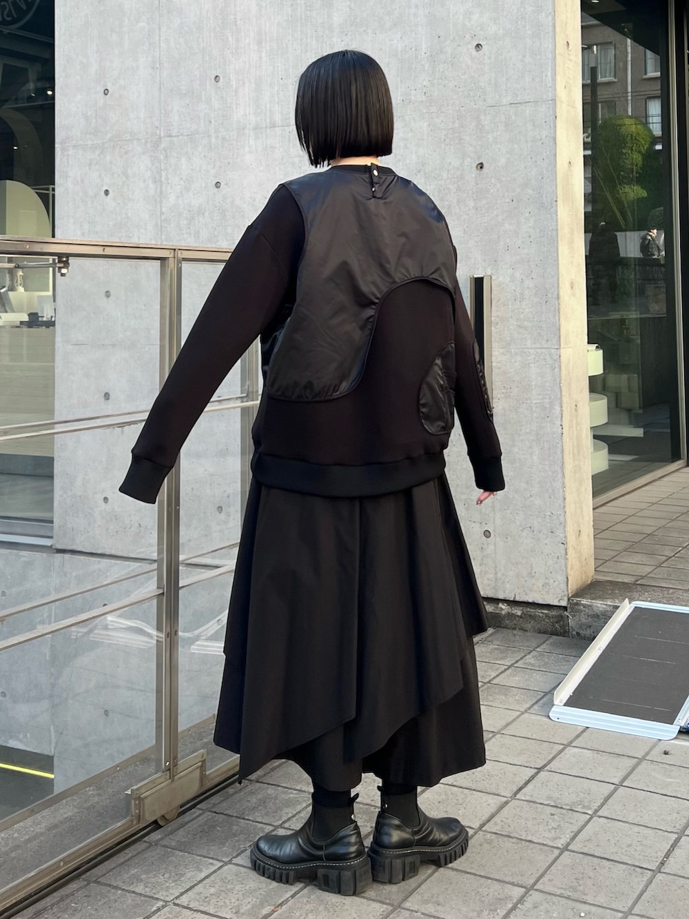 ブラック系のスウェット、ブラック系のその他パンツを着用したレディースの冬コーディネートの2枚目の写真