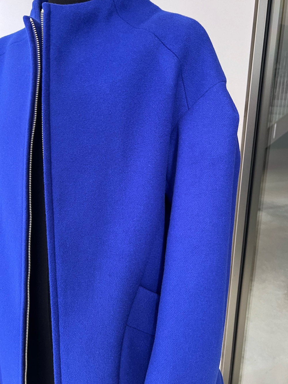 ブルー系のその他アウター、ブラック系のワンピース、シルバー系のブーツを着用したレディースの秋コーディネートの4枚目の写真