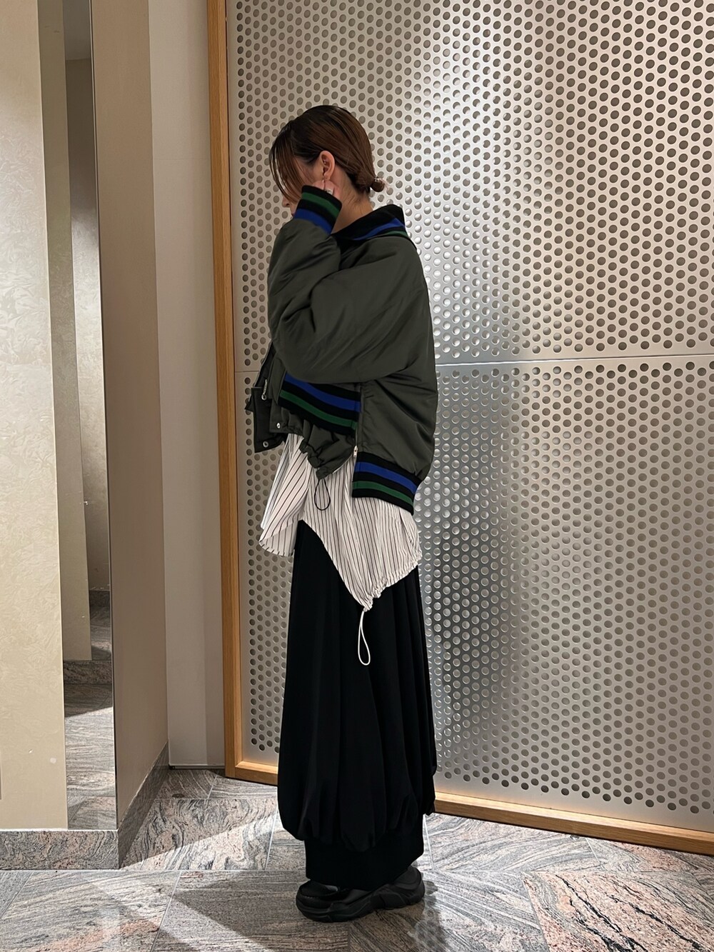 その他のMA-1、その他のシャツ/ブラウス、ブラック系のスカートを着用したレディースの秋コーディネートの3枚目の写真