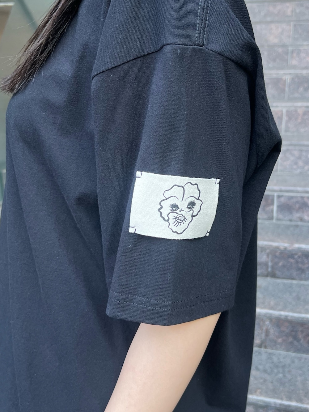 ブラック系のTシャツ/カットソー、ブルー系のスカート、グレー系のショルダーバッグを着用したレディースの夏コーディネートの5枚目の写真