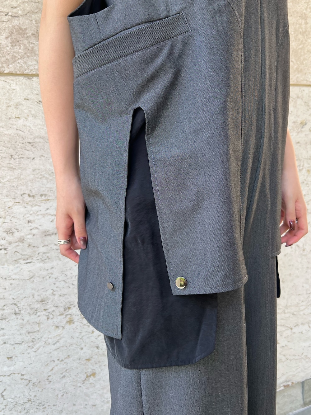 グレー系のつなぎ/オールインワン、グレー系のタンクトップ、ブラック系のサンダルを着用したレディースの夏コーディネートの7枚目の写真