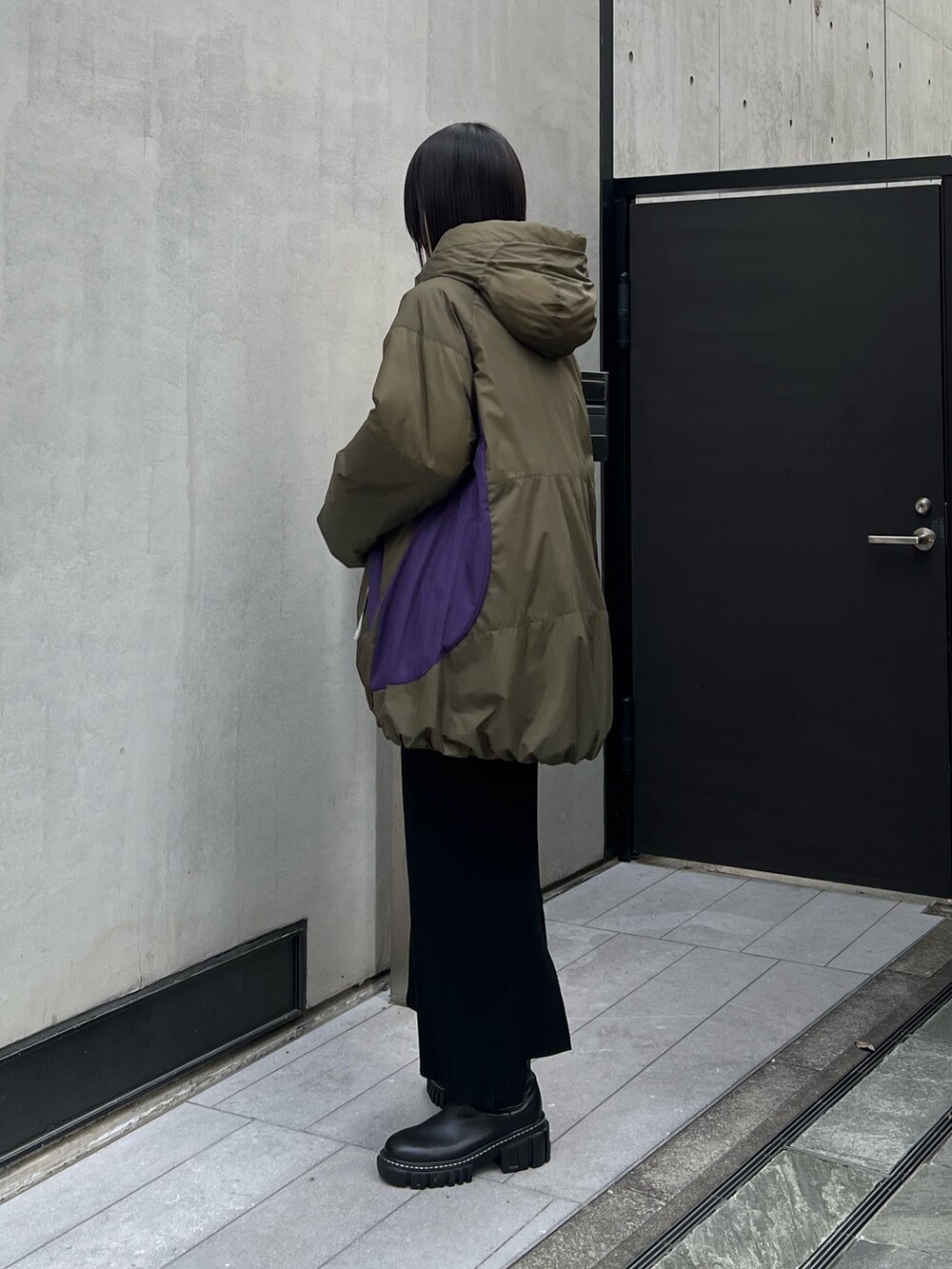 その他のダウンジャケット/コート、ブラック系のワンピース、ブラック系のブーツを着用したレディースの秋コーディネートの2枚目の写真