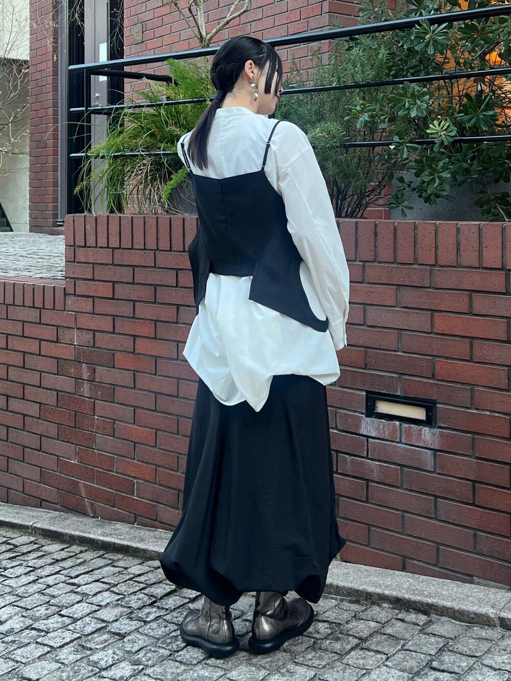 ブラック系のキャミソール、ホワイト系のシャツ/ブラウス、ブラック系のスカートを着用したレディースの冬コーディネートの2枚目の写真