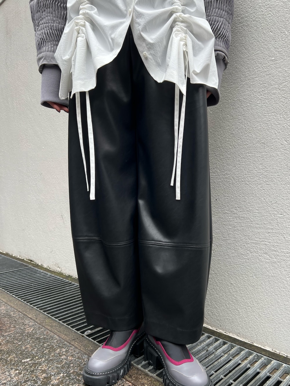 グレー系のブルゾン、ホワイト系のシャツ/ブラウス、ブラック系のその他パンツを着用したレディースの夏コーディネートの9枚目の写真