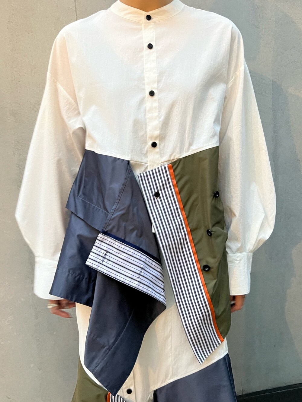 その他のシャツ/ブラウス、その他のスカート、ブラック系のブーツを着用したレディースの冬コーディネートの4枚目の写真