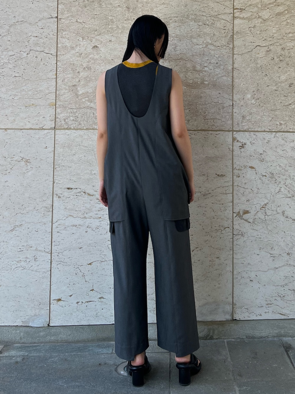 グレー系のつなぎ/オールインワン、グレー系のタンクトップ、ブラック系のサンダルを着用したレディースの夏コーディネートの2枚目の写真