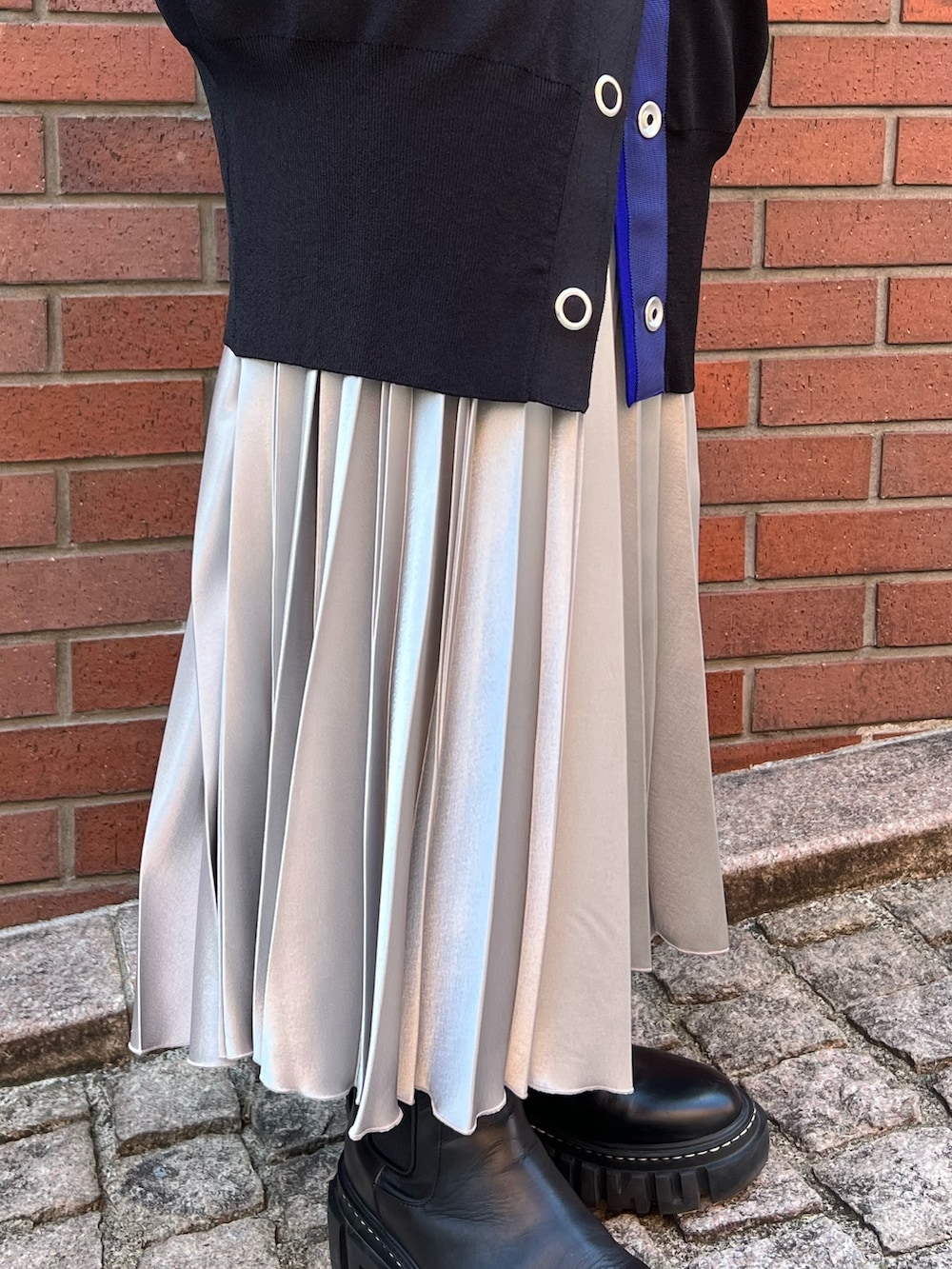 ブラック系のカーディガン/ボレロ、グレー系のニット/セーター、シルバー系のスカートを着用したレディースの秋コーディネートの4枚目の写真