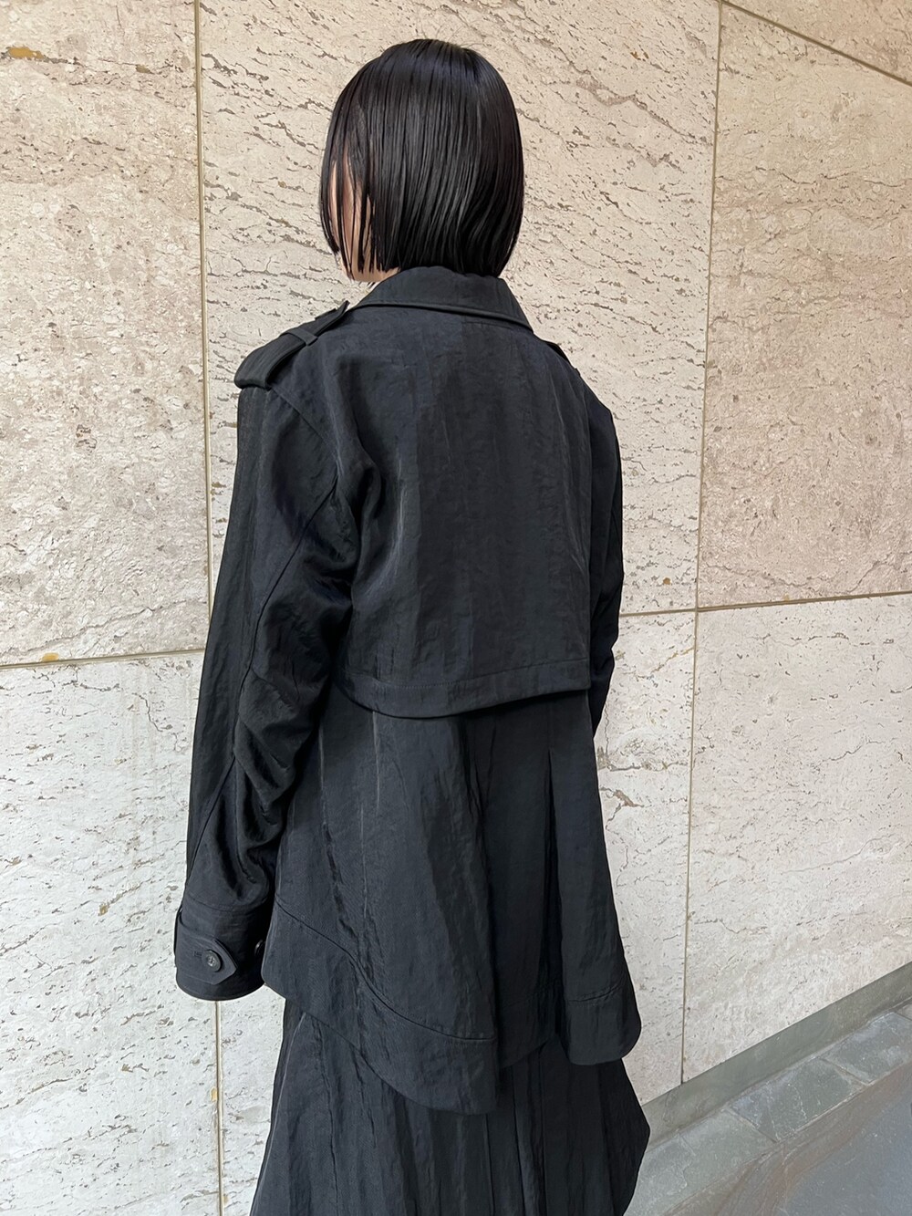 ブラック系のミリタリージャケット、ブラック系のスカート、その他のブーツを着用したレディースの夏コーディネートの9枚目の写真