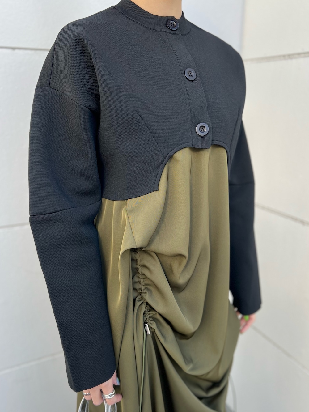 ブラック系のカーディガン/ボレロ、ベージュ系のワンピース、シルバー系のショルダーバッグを着用したレディースの春コーディネートの5枚目の写真