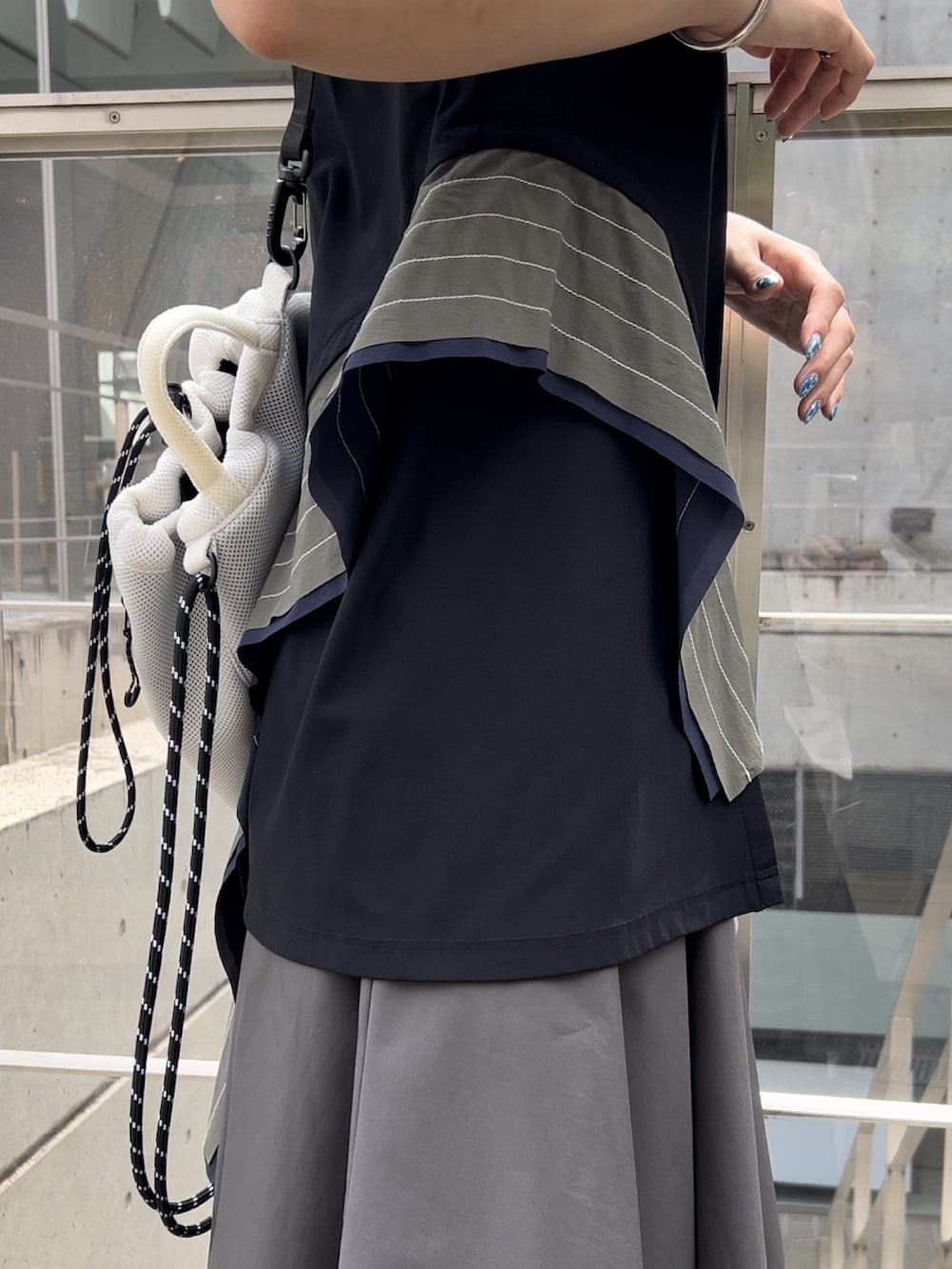 その他のTシャツ/カットソー、ブラック系のブーツ、ホワイト系のバックパック/リュックを着用したレディースの夏コーディネートの7枚目の写真