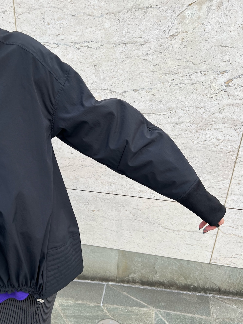 ブラック系のシャツ/ブラウス、パープル系のニット/セーター、ブラック系のスカートを着用したレディースの秋コーディネートの5枚目の写真