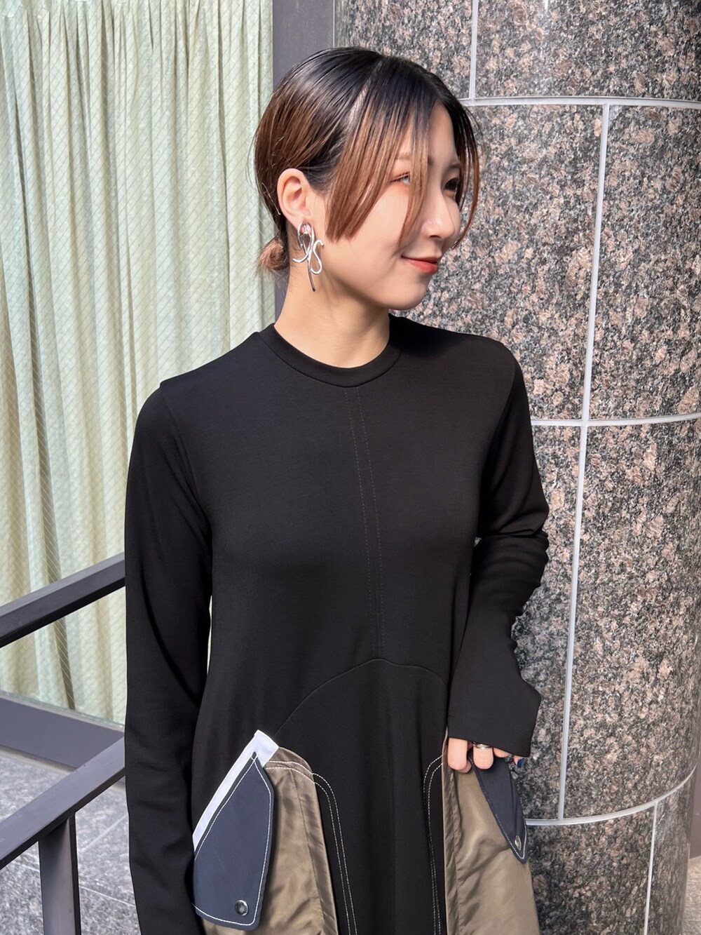 その他のワンピース、ブラック系のブーツ、シルバー系のイヤリングを着用したレディースの冬コーディネートの7枚目の写真