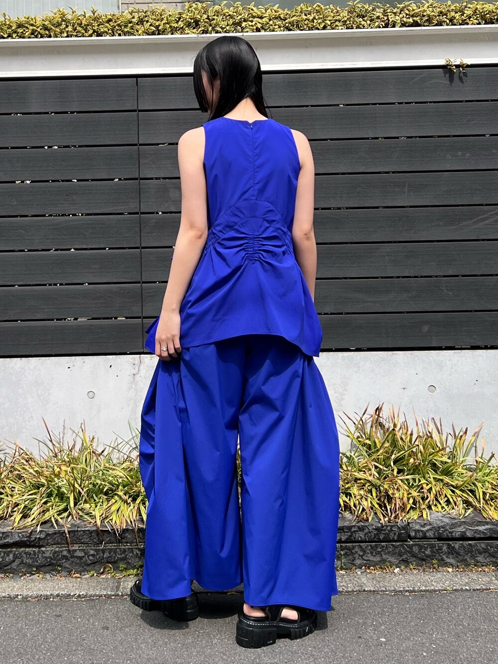 ブルー系のタンクトップ、ブルー系のその他パンツ、ブラック系のサンダルを着用したレディースの春コーディネートの2枚目の写真