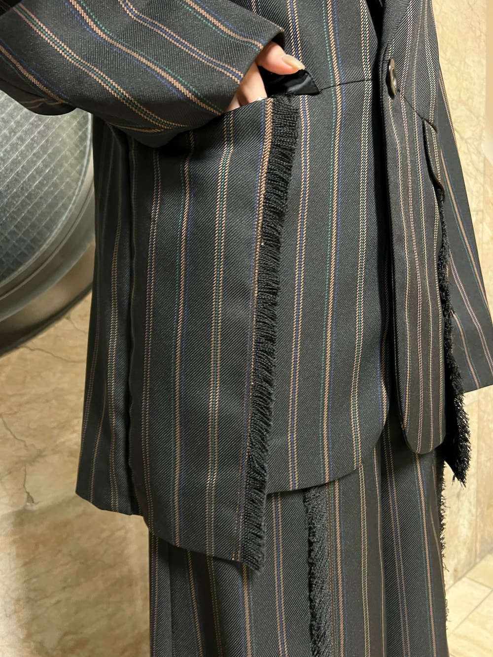 ブラック系のテーラードジャケット、ブラック系のブーツ、ブラック系のスラックスを着用したレディースの冬コーディネートの8枚目の写真