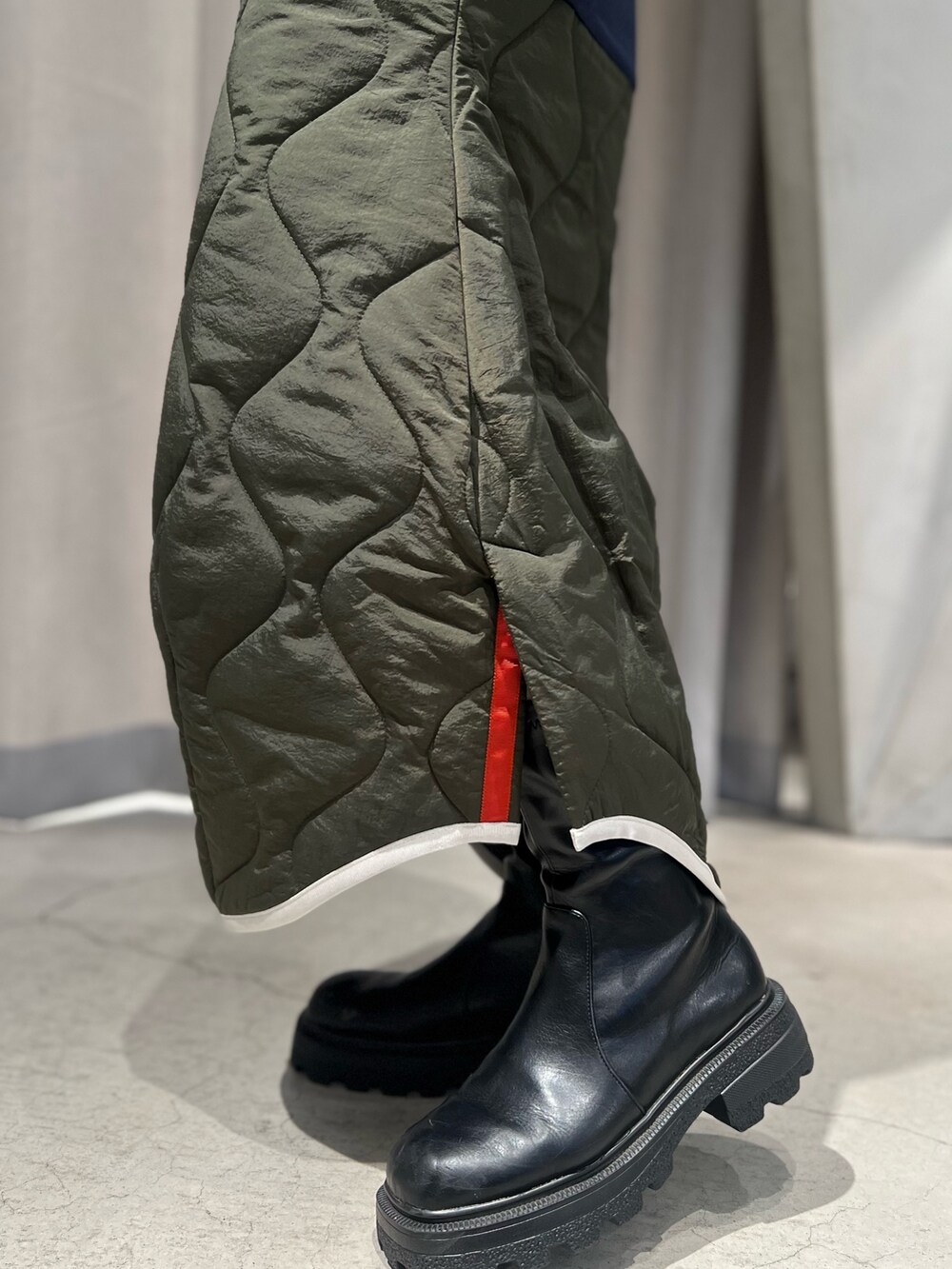 その他のスウェット、その他のスカートを着用したレディースの冬コーディネートの8枚目の写真