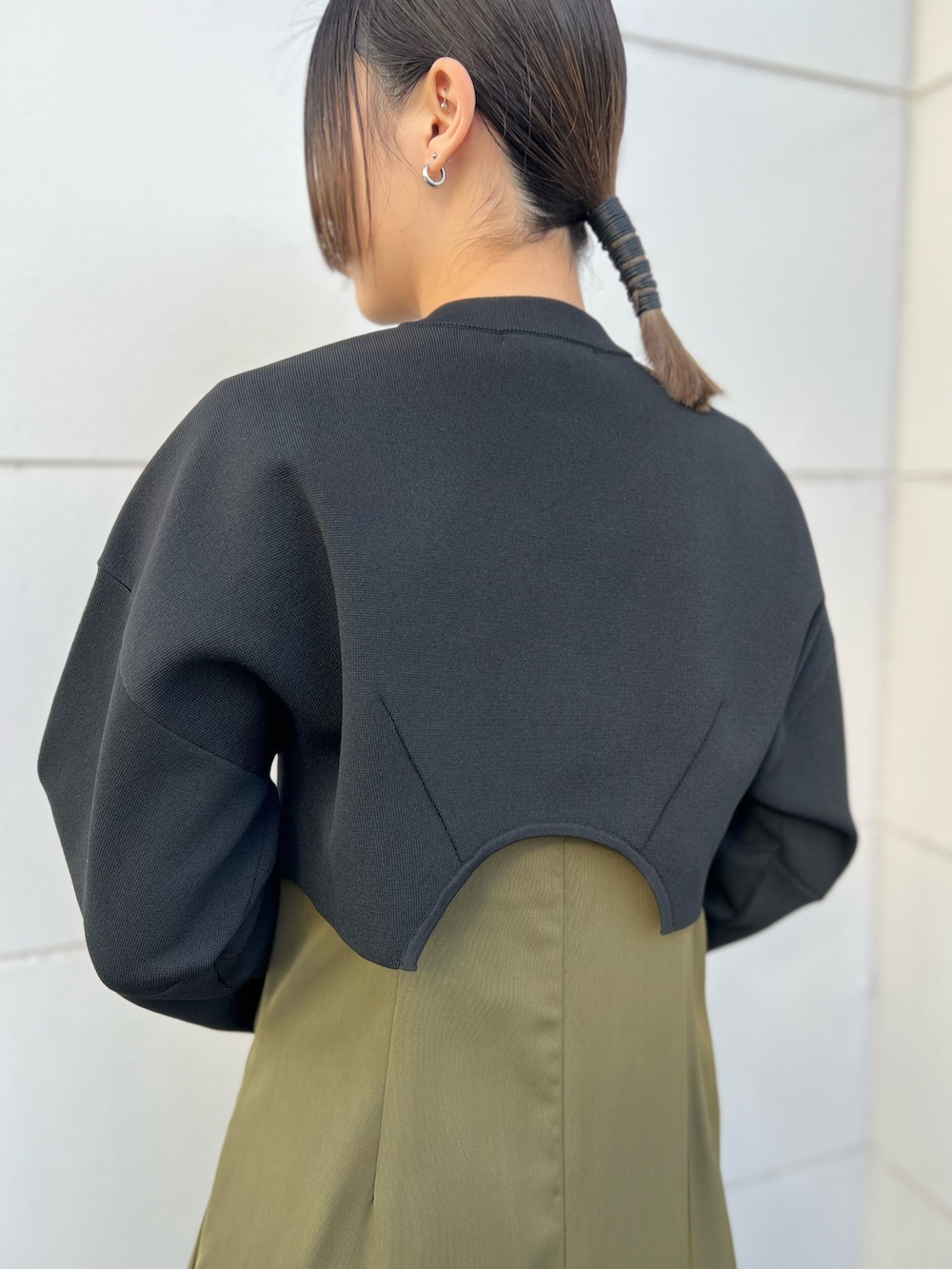 ブラック系のカーディガン/ボレロ、ベージュ系のワンピース、シルバー系のショルダーバッグを着用したレディースの春コーディネートの8枚目の写真