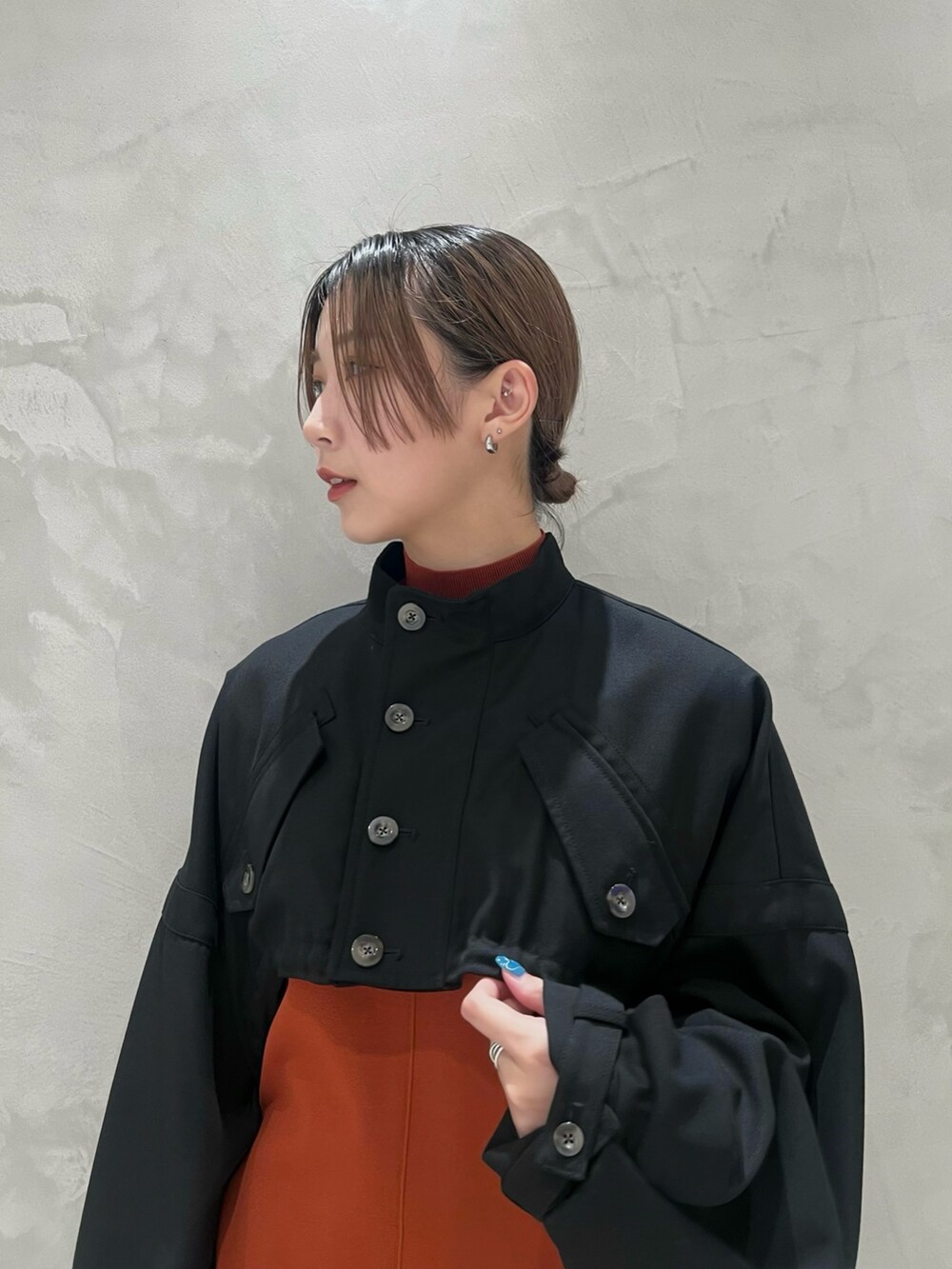 ブラック系のブルゾン、オレンジ系のニット/セーター、ブラック系のその他パンツを着用したレディースの秋コーディネートの4枚目の写真