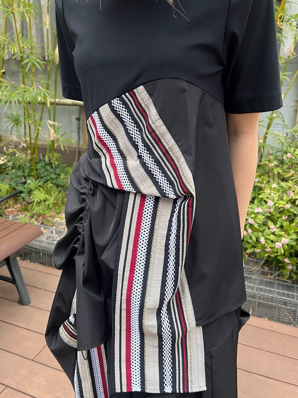 レッド系のTシャツ/カットソー、レッド系のスカート、その他のサンダルを着用したレディースの春コーディネートの4枚目の写真