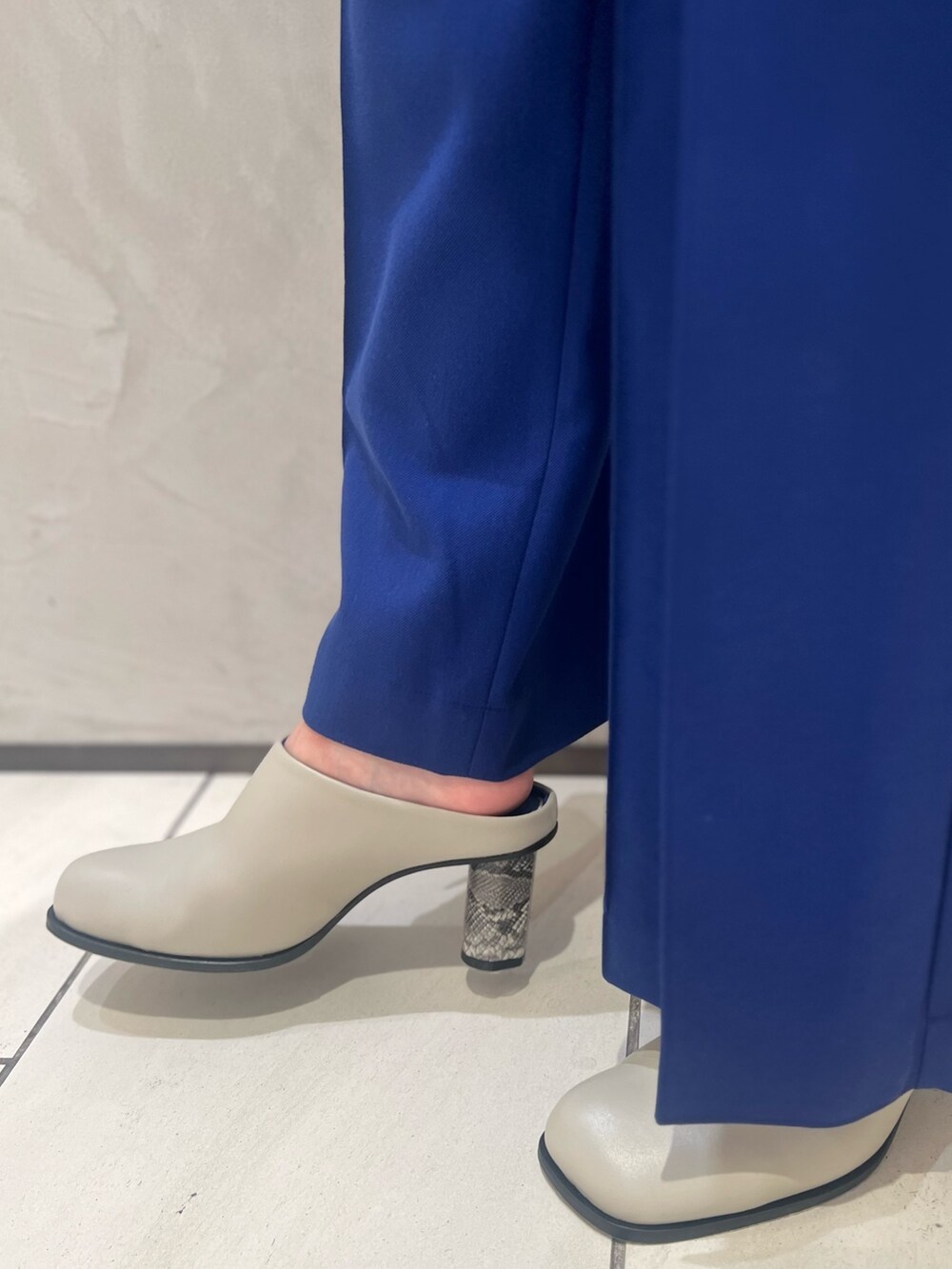 ホワイト系のシャツ/ブラウス、ブルー系のその他パンツ、ベージュ系のパンプスを着用したレディースの秋コーディネートの7枚目の写真
