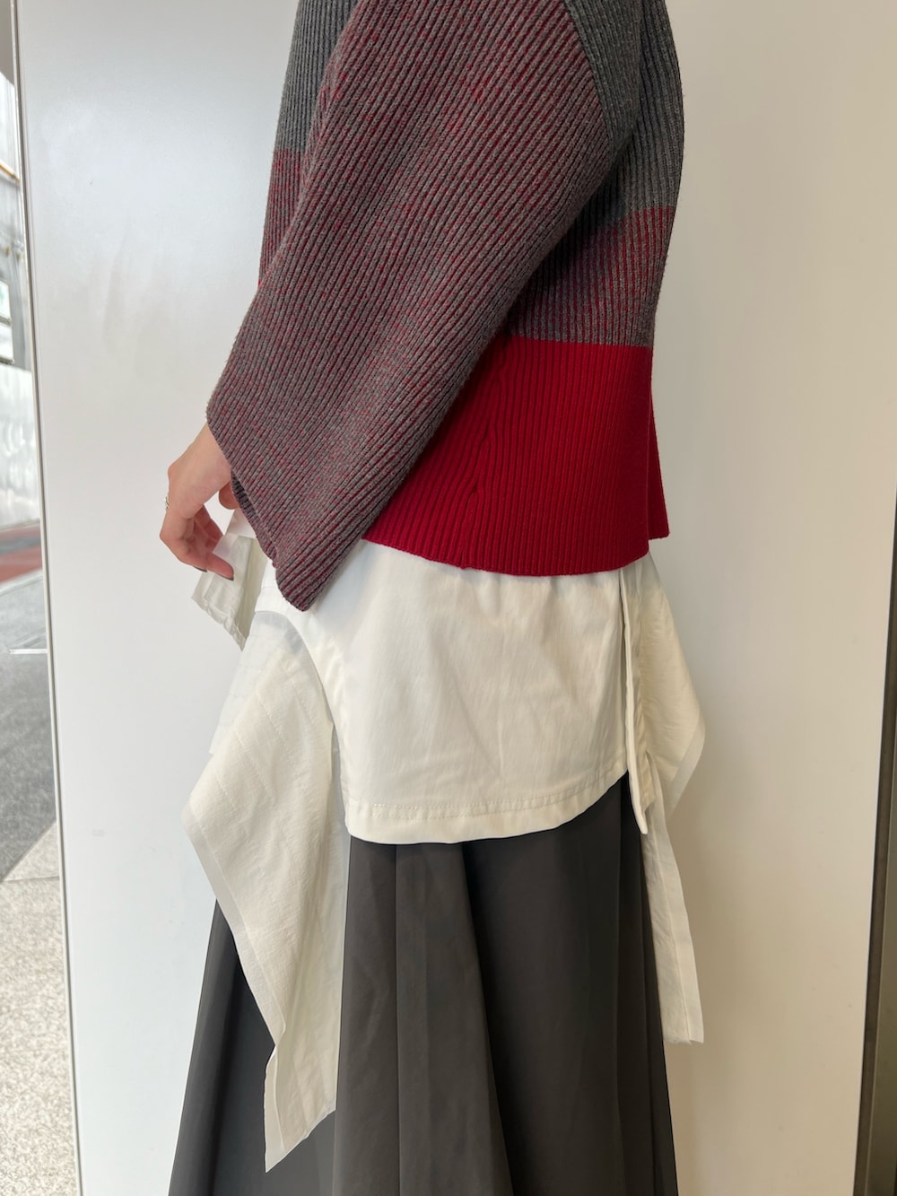 ホワイト系のTシャツ/カットソー、グレー系のニット/セーター、レッド系のその他パンツを着用したレディースの夏コーディネートの6枚目の写真