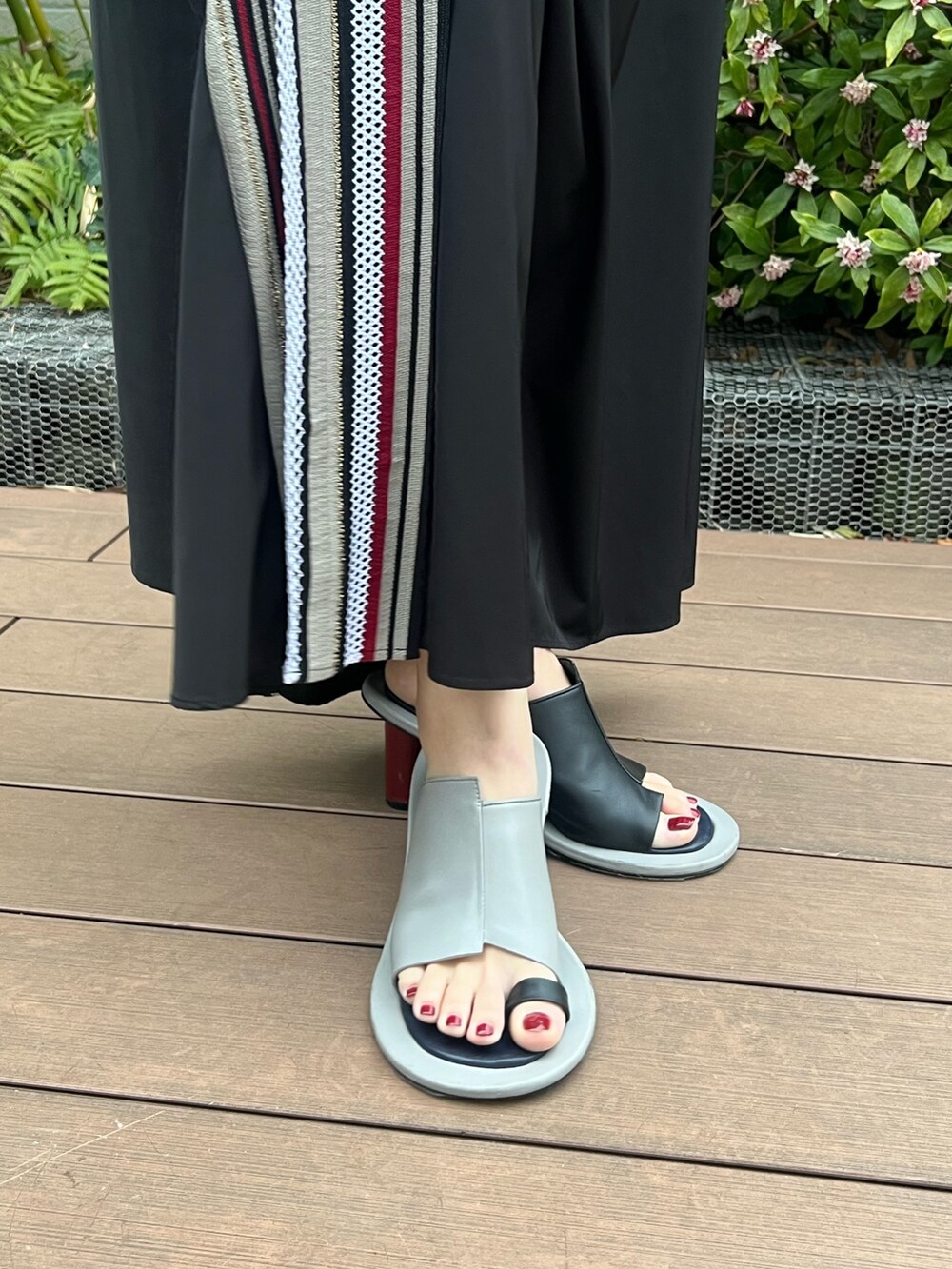 レッド系のTシャツ/カットソー、レッド系のスカート、その他のサンダルを着用したレディースの春コーディネートの8枚目の写真