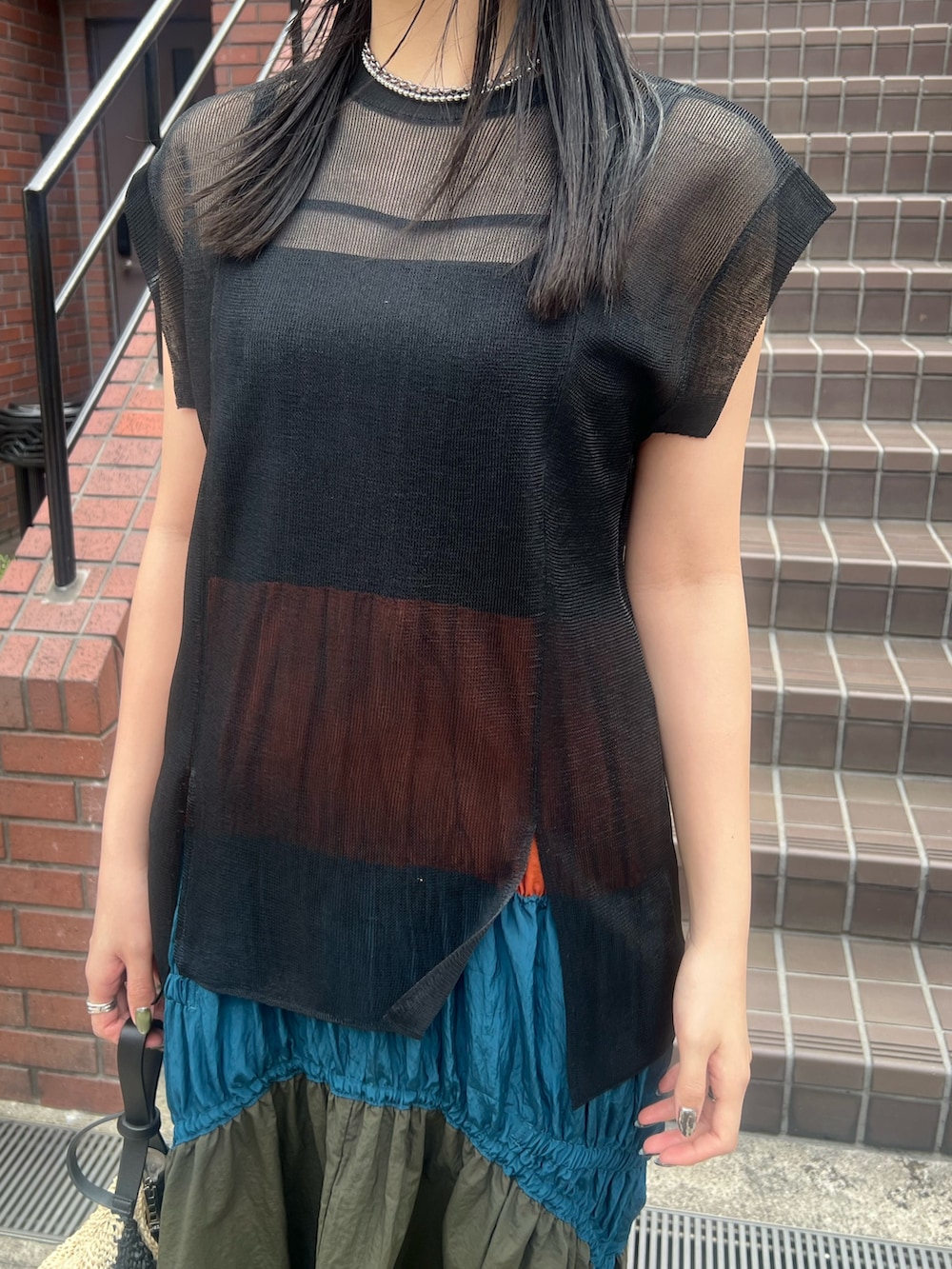 ブラック系のニット/セーター、その他のワンピース、ブラック系のハンドバッグを着用したレディースの春コーディネートの4枚目の写真