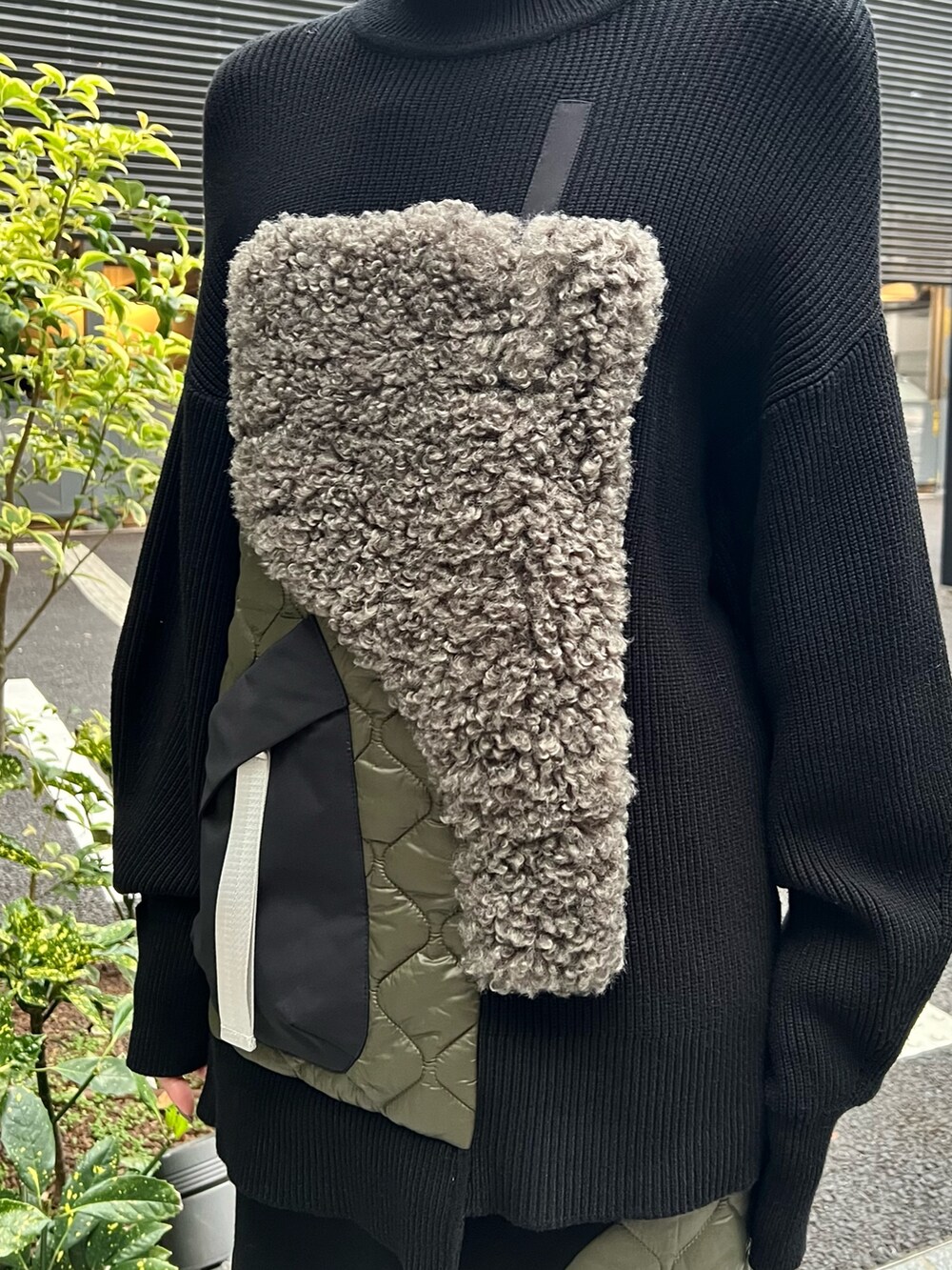 ブラック系のニット/セーター、ブラック系のスカート、ブラック系のブーツを着用したレディースの秋コーディネートの5枚目の写真