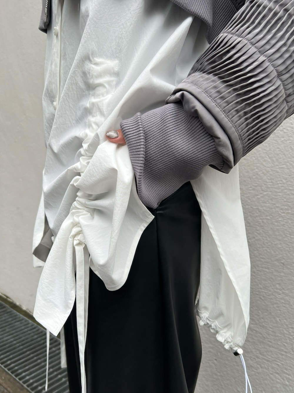 グレー系のブルゾン、ホワイト系のシャツ/ブラウス、ブラック系のその他パンツを着用したレディースの夏コーディネートの8枚目の写真