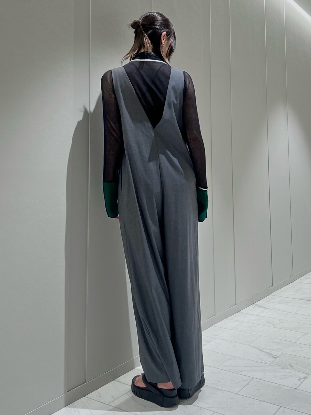 グレー系のつなぎ/オールインワン、ブラック系のニット/セーター、ブラック系のキャミソールを着用したレディースの夏コーディネートの2枚目の写真