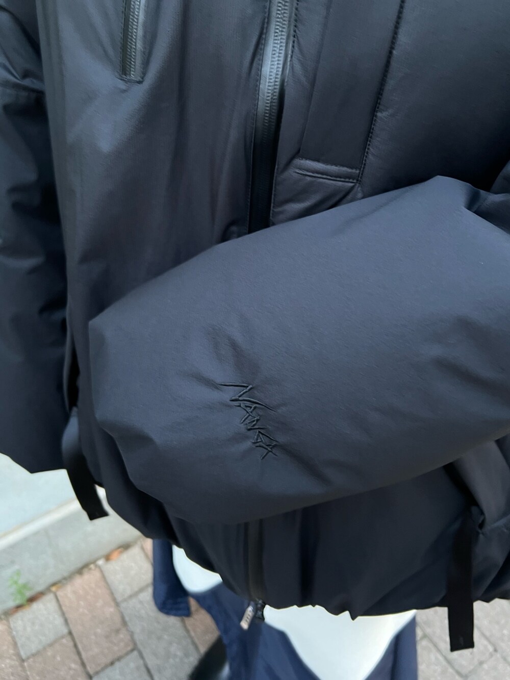 ブラック系のダウンジャケット/コート、その他のスカート、ブラック系のブーツを着用したレディースの秋コーディネートの7枚目の写真