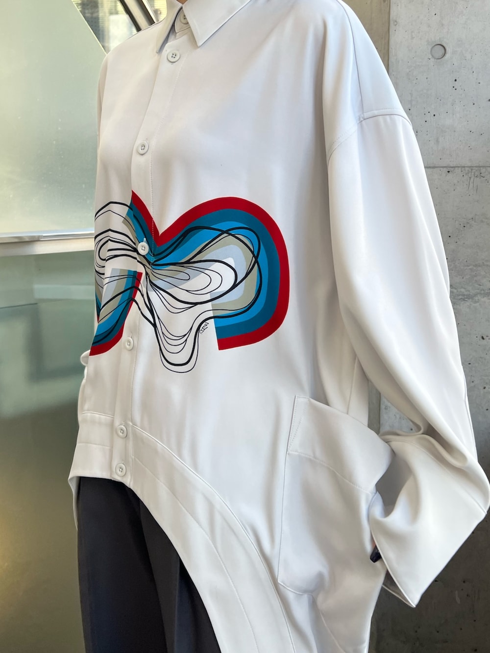 ホワイト系のシャツ/ブラウス、グレー系のその他パンツ、シルバー系のブーツを着用したレディースの冬コーディネートの4枚目の写真