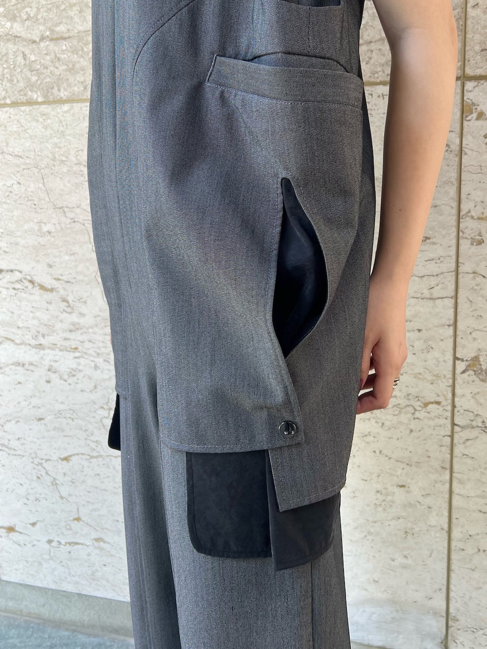 グレー系のつなぎ/オールインワン、グレー系のタンクトップ、ブラック系のサンダルを着用したレディースの夏コーディネートの5枚目の写真