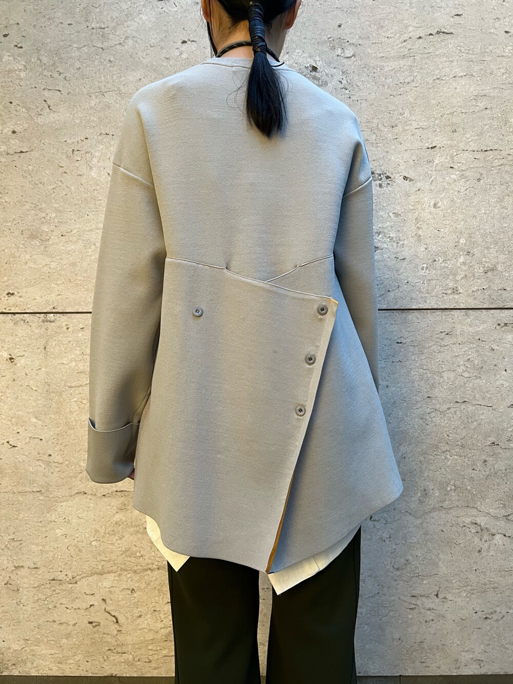 ホワイト系のシャツ/ブラウス、ベージュ系のニット/セーター、ベージュ系のその他パンツを着用したレディースの秋コーディネートの9枚目の写真