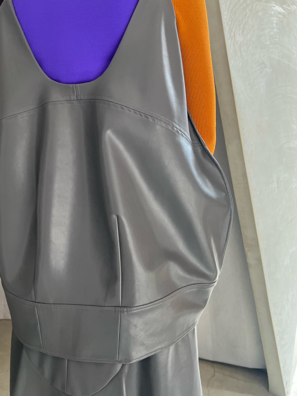 グレー系のその他トップス、グレー系のスカート、ブラック系のブーツを着用したレディースの秋コーディネートの8枚目の写真