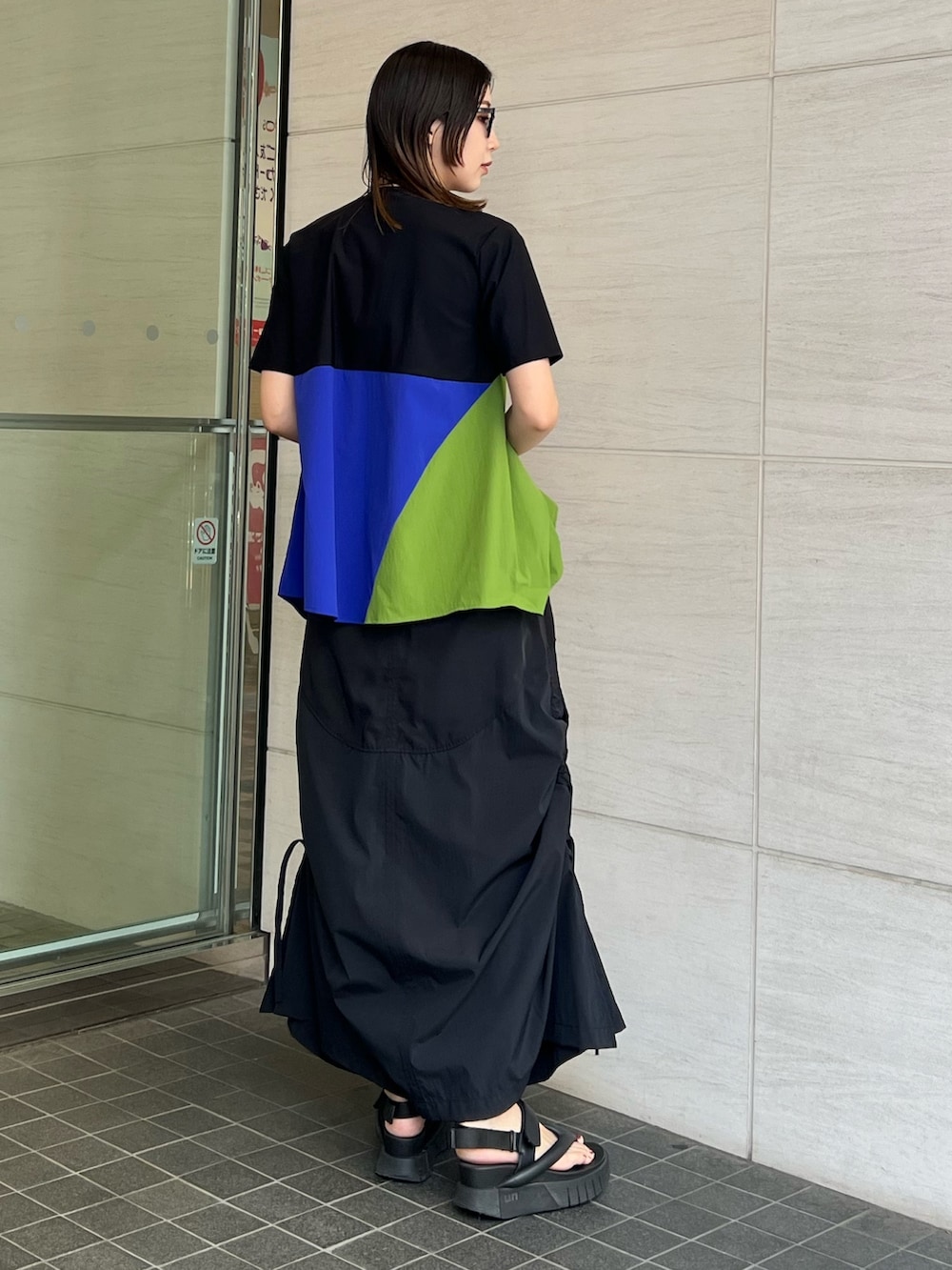 その他のTシャツ/カットソー、ブラック系のスカート、ブラック系のサングラスを着用したレディースの春コーディネートの3枚目の写真