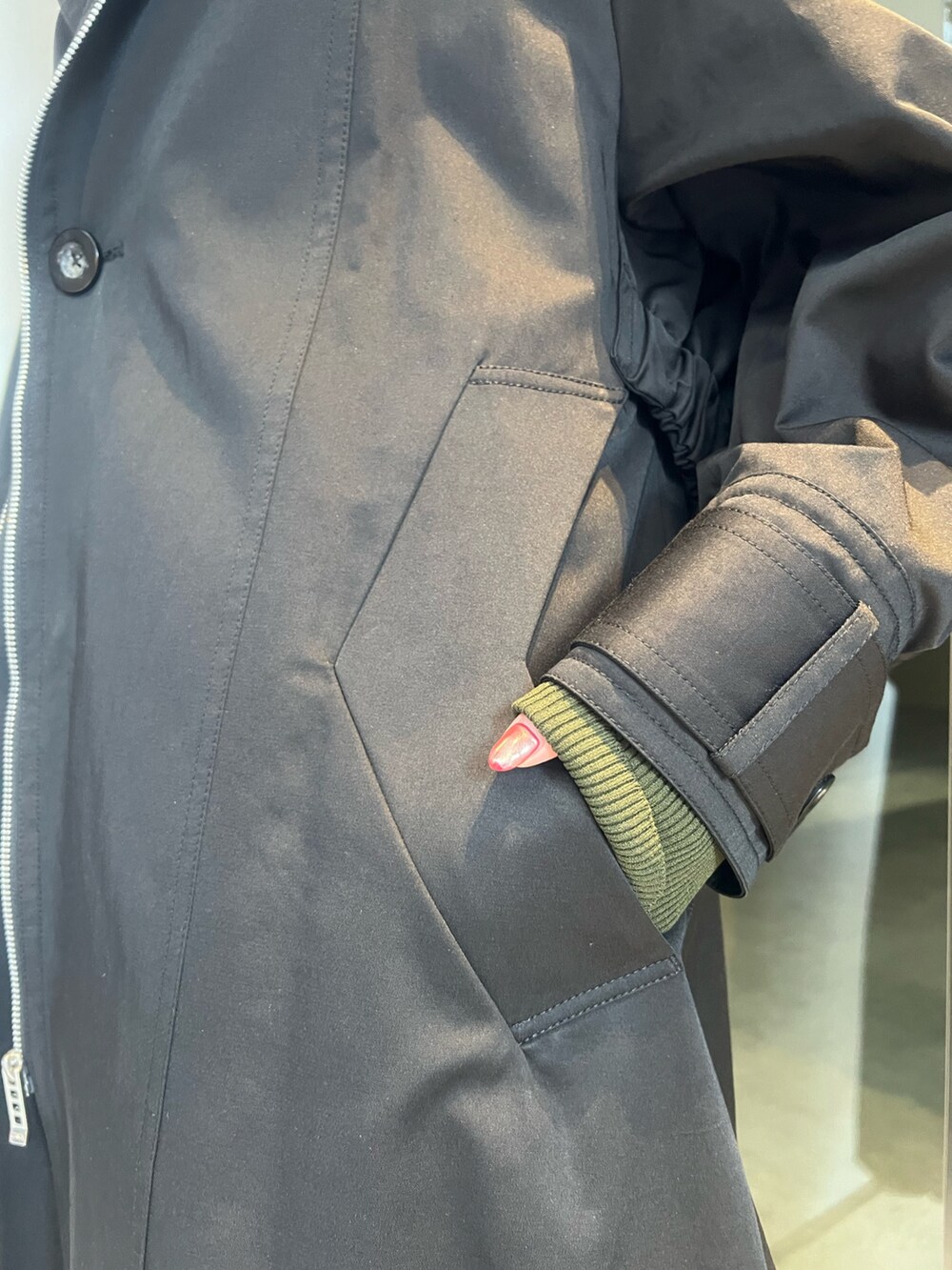 ブラック系のトレンチコート、ベージュ系のその他パンツ、ベージュ系のブーツを着用したレディースの冬コーディネートの5枚目の写真