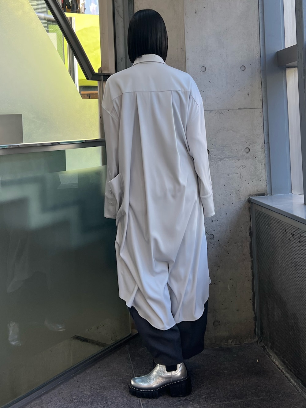 ホワイト系のシャツ/ブラウス、グレー系のその他パンツ、シルバー系のブーツを着用したレディースの冬コーディネートの2枚目の写真