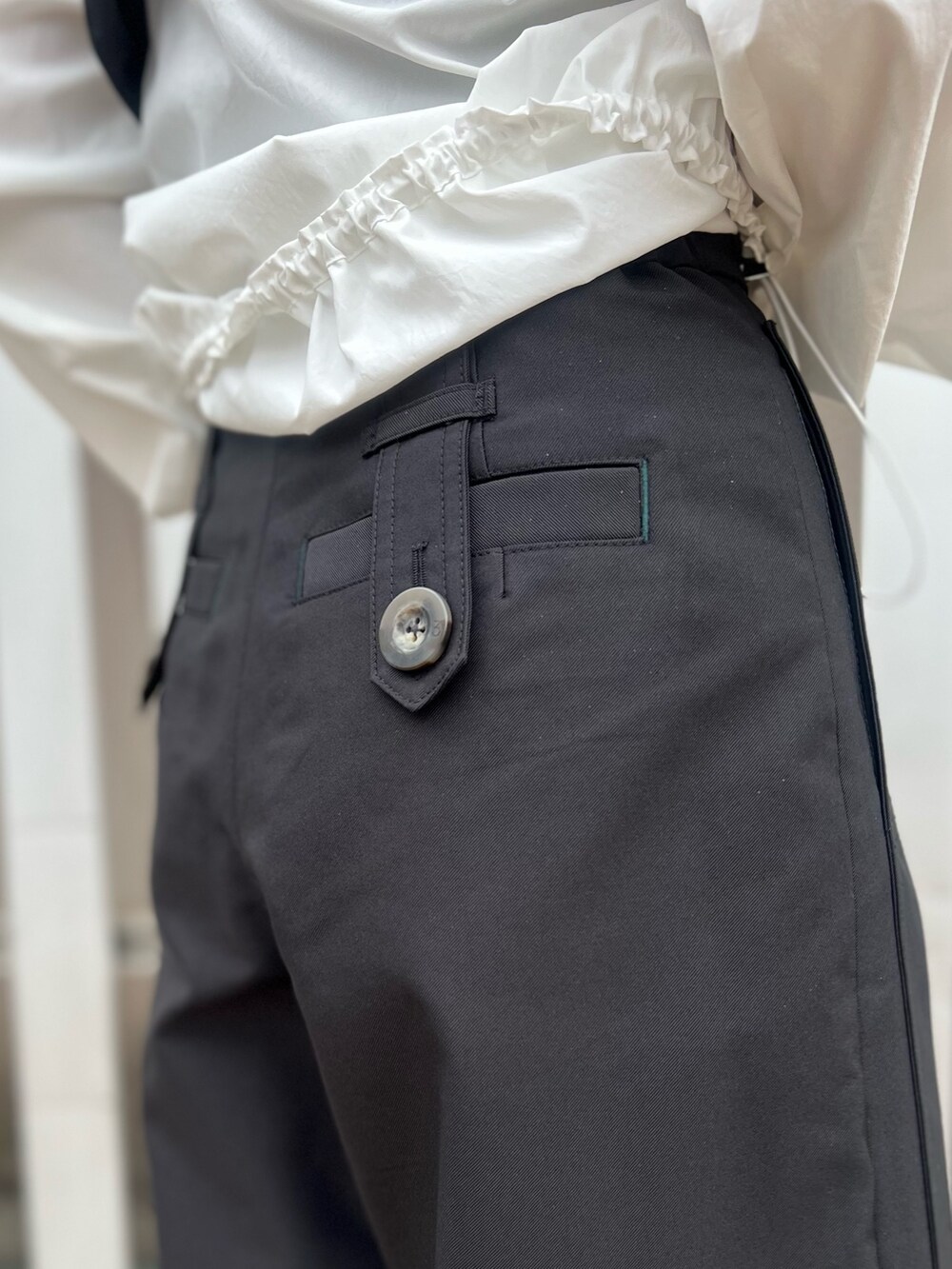 ホワイト系のシャツ/ブラウス、ブラック系のベスト、ブラック系のその他パンツを着用したレディースの冬コーディネートの6枚目の写真