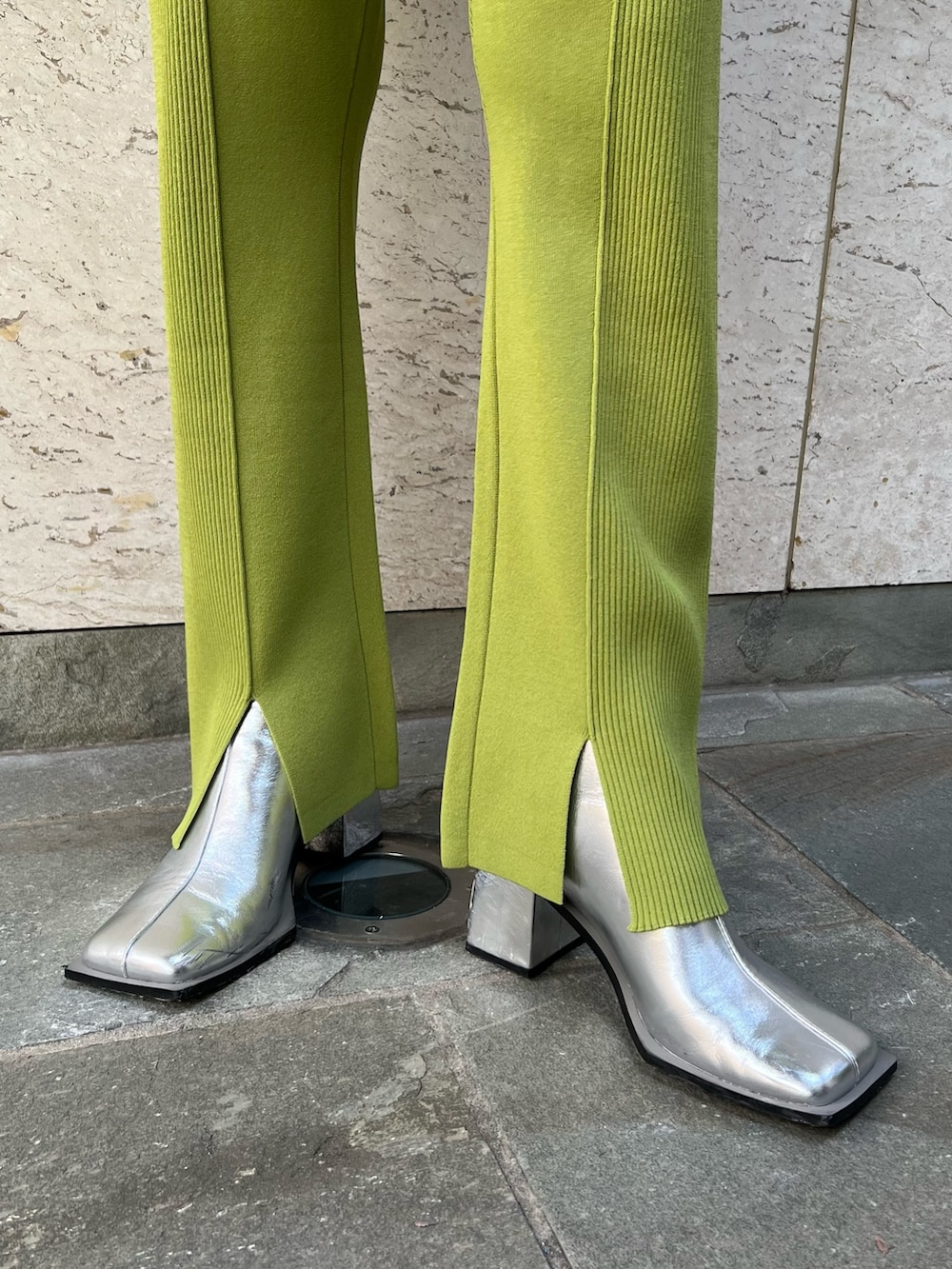 グリーン系のその他パンツ、ホワイト系のMA-1、ブラック系のMA-1を着用したレディースの秋コーディネートの8枚目の写真