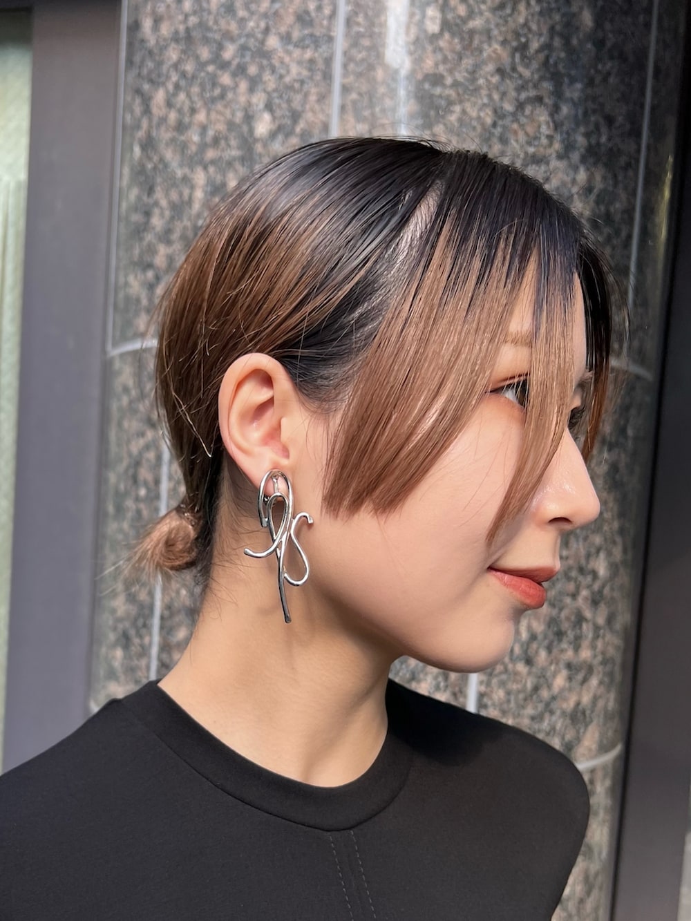 その他のワンピース、ブラック系のブーツ、シルバー系のイヤリングを着用したレディースの冬コーディネートの6枚目の写真