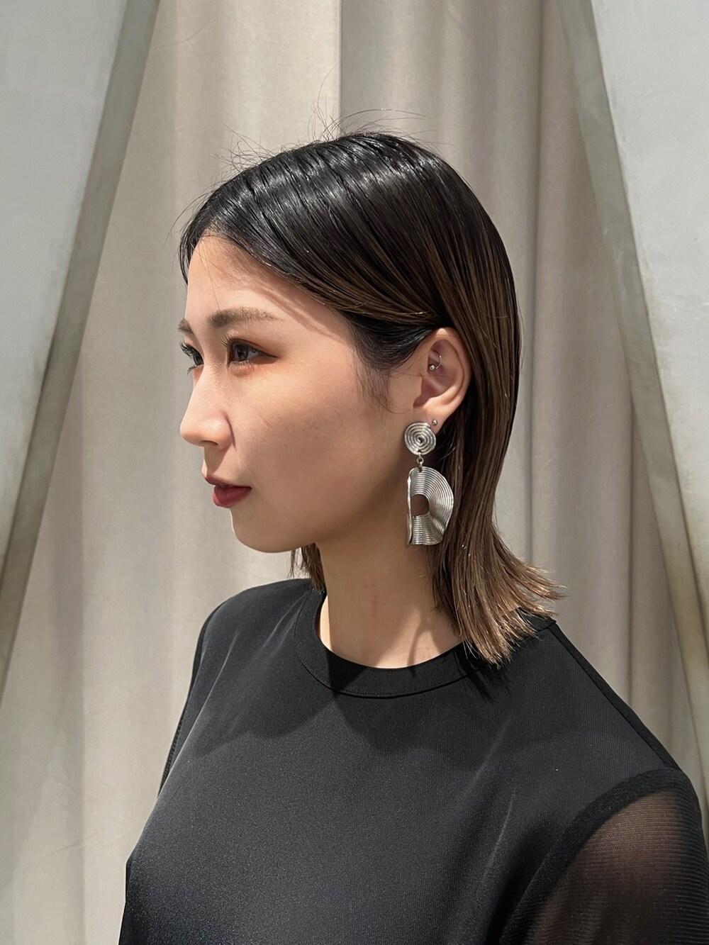 ブラック系のワンピース、その他のショルダーバッグ、ブラック系のブーツを着用したレディースの冬コーディネートの10枚目の写真