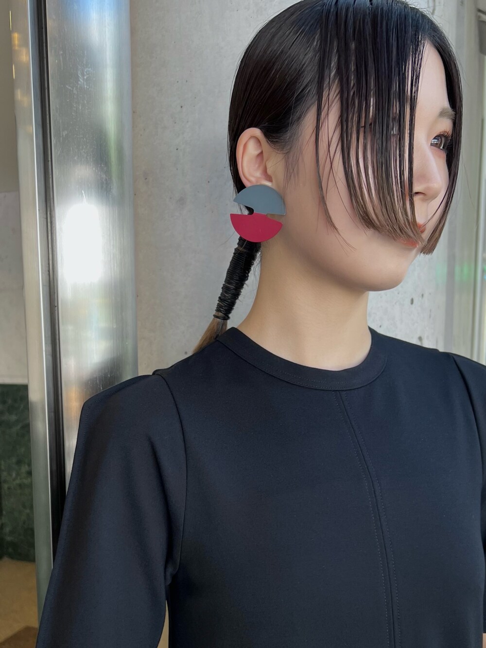 ブラック系のワンピース、グレー系のローファー、レッド系のハンドバッグを着用したレディースの夏コーディネートの3枚目の写真