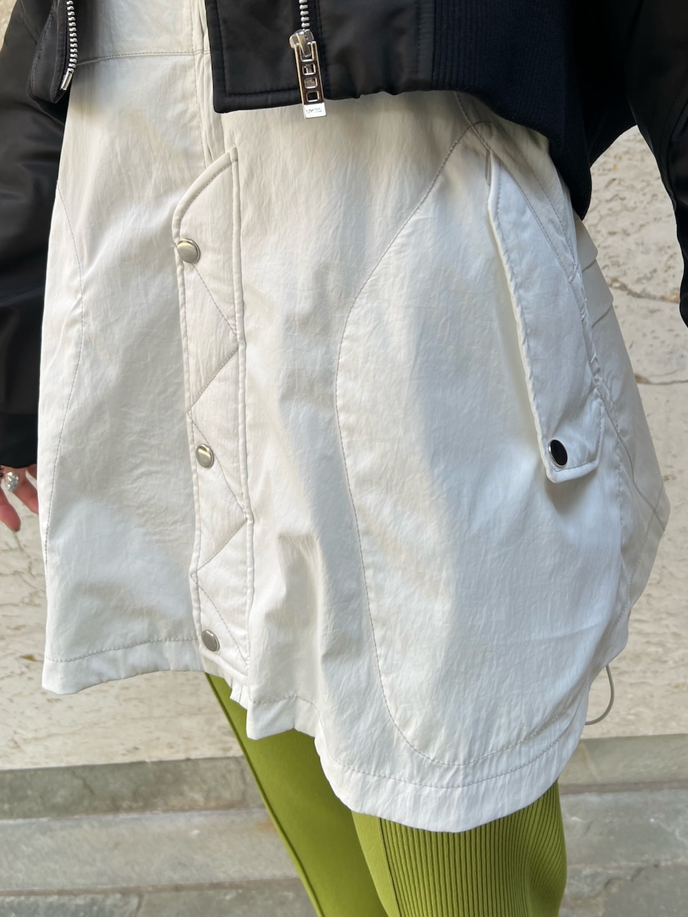 グリーン系のその他パンツ、ホワイト系のMA-1、ブラック系のMA-1を着用したレディースの秋コーディネートの5枚目の写真