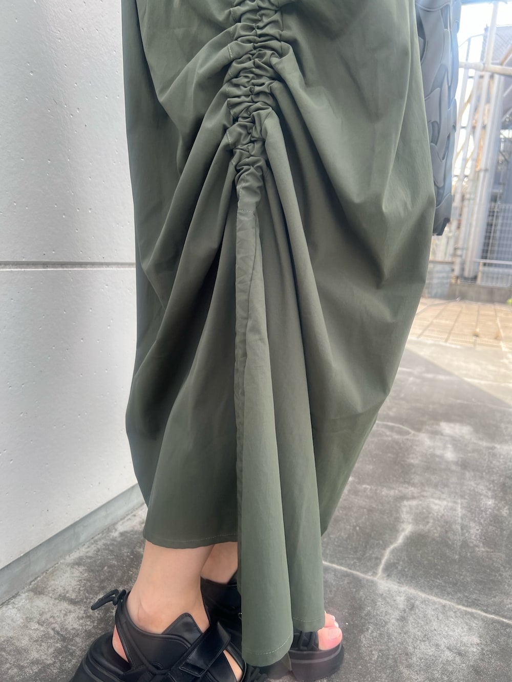 グリーン系のワンピース、ブラック系のトートバッグ、ブラック系のサンダルを着用したレディースの夏コーディネートの7枚目の写真