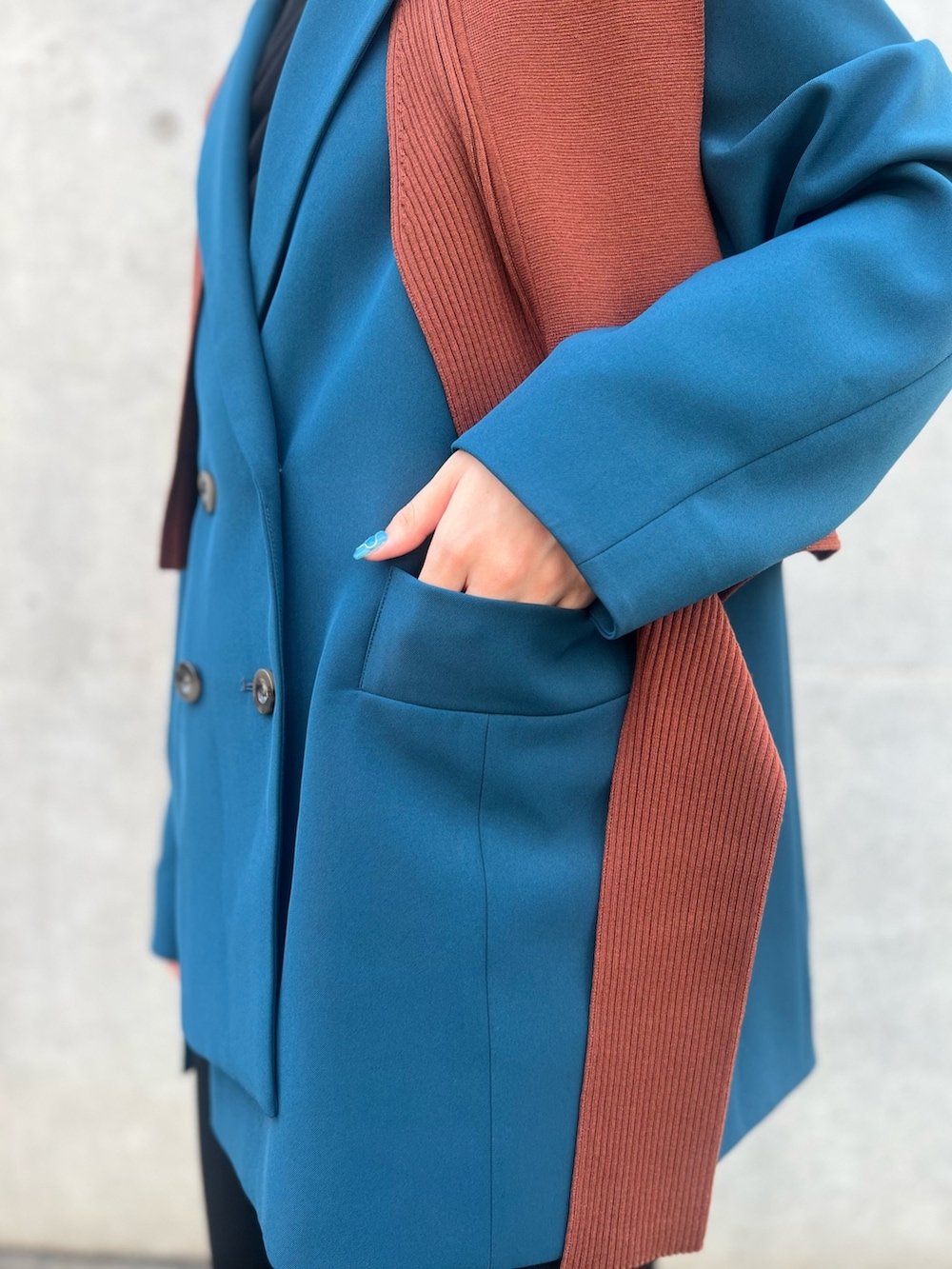 ブルー系のテーラードジャケット、ブラック系のその他パンツ、ブラック系のブーツを着用したレディースの秋コーディネートの4枚目の写真