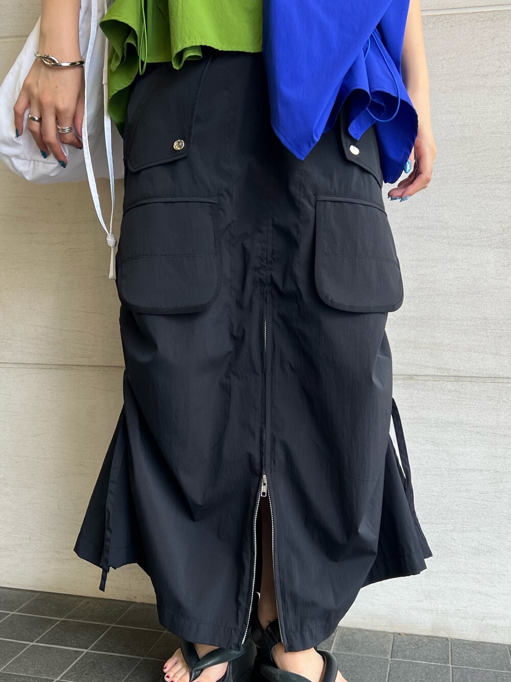 その他のTシャツ/カットソー、ブラック系のスカート、ブラック系のサングラスを着用したレディースの春コーディネートの5枚目の写真