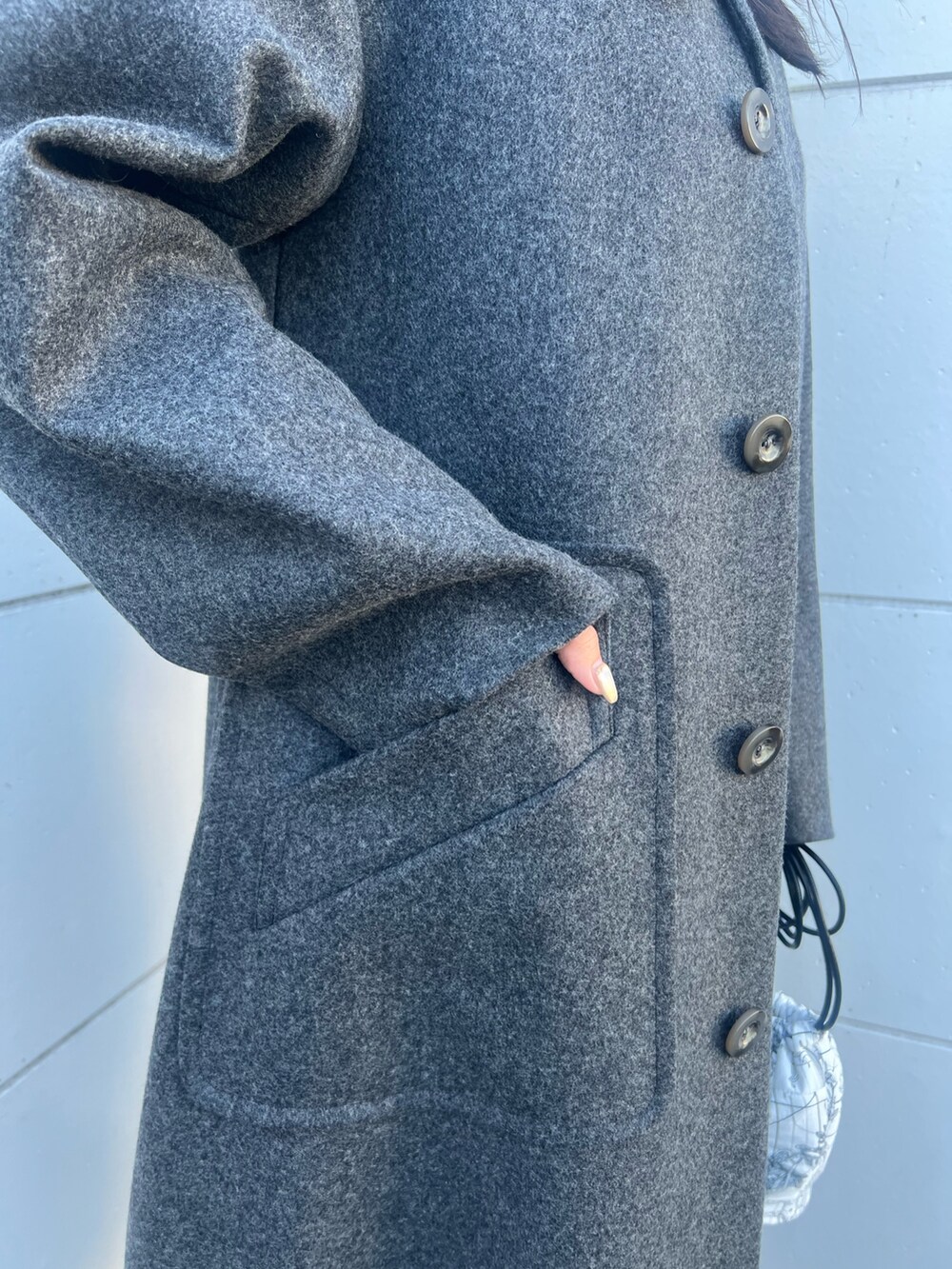 グレー系のその他アウター、ホワイト系のショルダーバッグ、ブラック系のブーツを着用したレディースの冬コーディネートの5枚目の写真