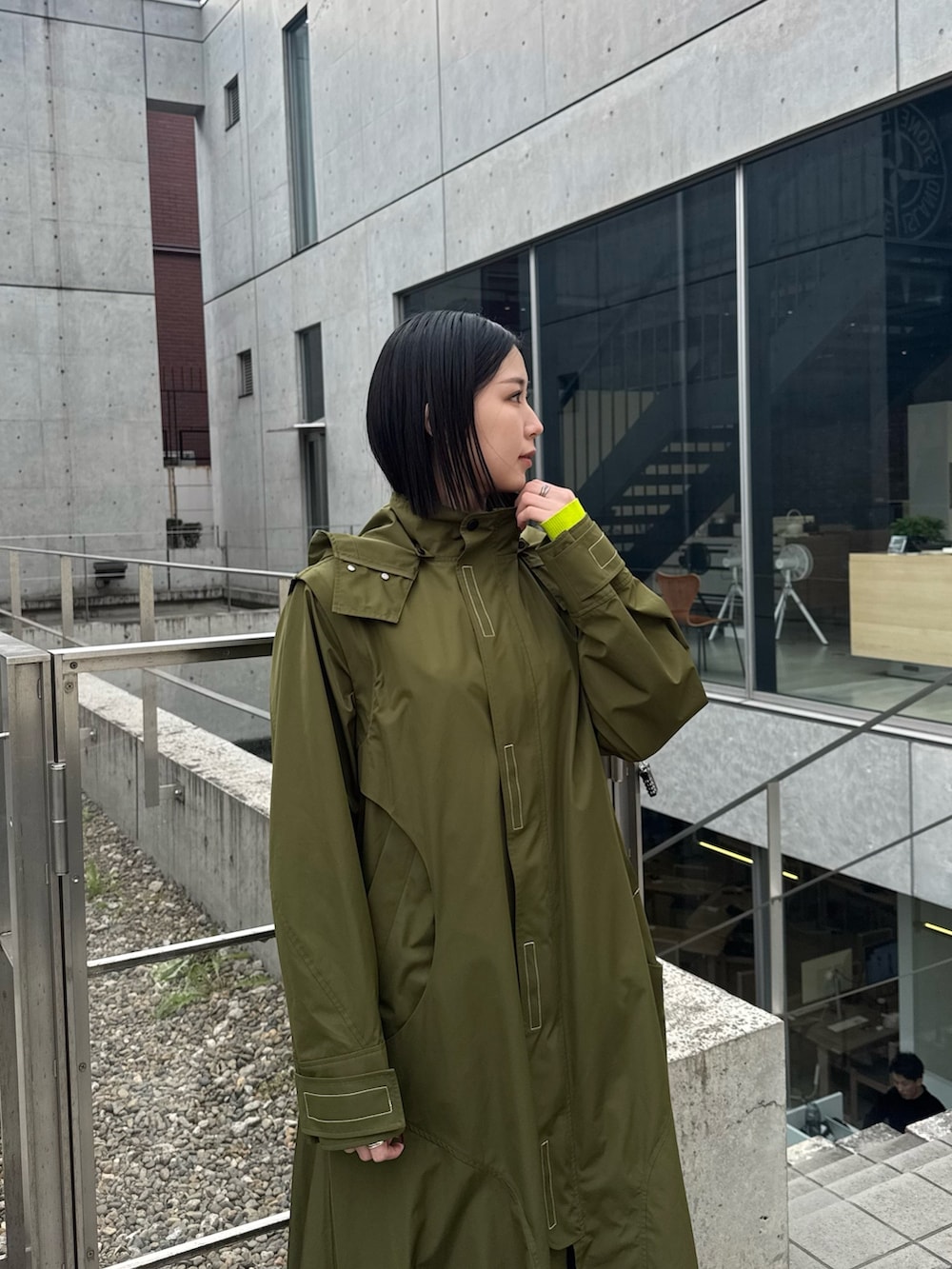 グリーン系のその他アウター、ブラック系のブーツを着用したレディースの冬コーディネートの3枚目の写真